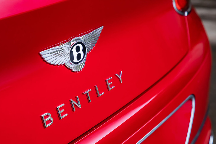 「コンチネンタルGTマリナー」には、V8とW12の「クーペ」、さらにそれぞれのオープントップ仕様「コンバーチブル」の全4モデルが設定されている。今回は車両本体価格が3710万円のV8クーペモデルに試乗した。