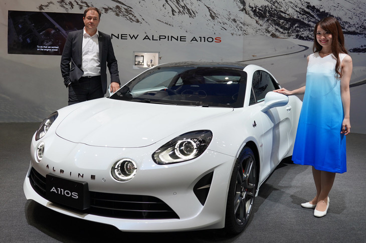 「アルピーヌA110S」と、アルピーヌのマーケティング・ダイレクターを務めるレジス・フリコテ氏（左）。