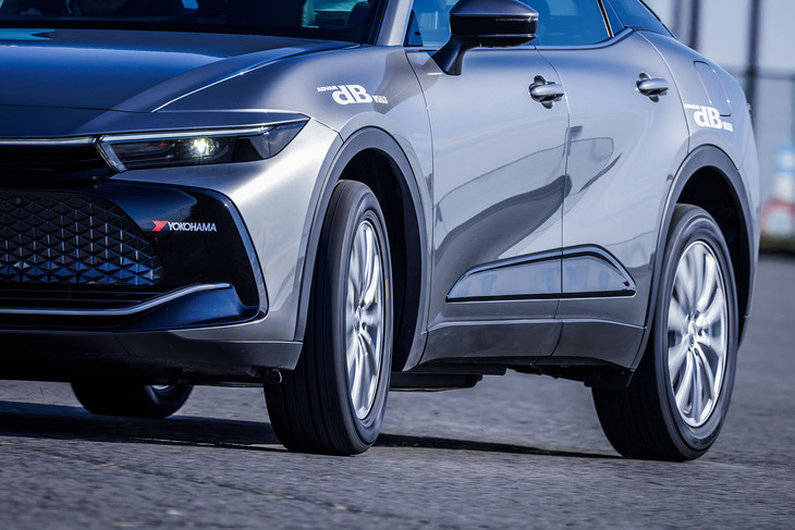 「アドバンdB V553」を装着した「トヨタ・クラウン クロスオーバー」の走行シーン。剛性の最適化とパターンノイズの抑制を図ったプレミアムコンフォートタイヤで、「ヨコハマ史上最高の静粛性」がうたわれている。「電動化対応」や「EV専用」タイヤにおいて、静粛性の向上は最も重要な開発要素とされている。