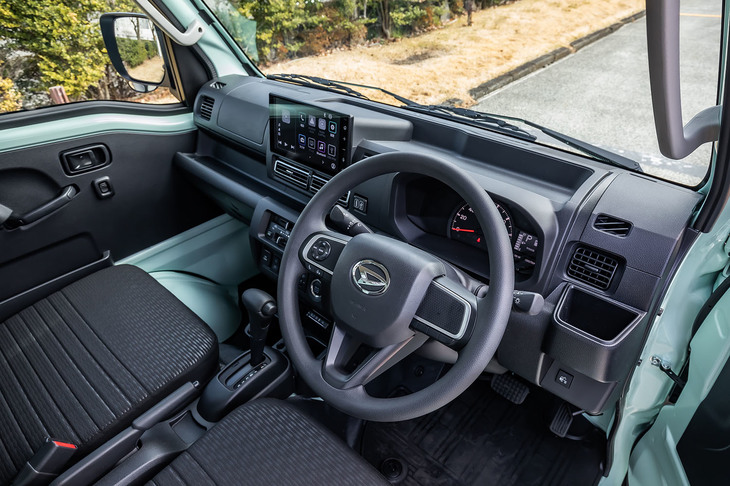 「ハイゼット トラック エクストラ」のインテリア。キーを取り出すことなくドアの開閉やエンジン始動が可能になる、キーフリーシステム＆プッシュボタンスタートが標準で装備される。