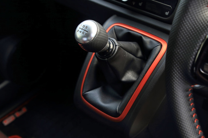 6段MTは単に設定しましたというだけではなく、シフトフィール、クラッチフィールにもこだわった一品。MTに興味がある若者はもちろん、オジサン世代の心にも刺さること間違いなしだ。