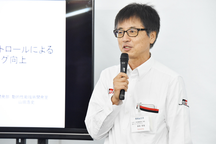 試乗会においてアルミテープ技術を紹介するトヨタの多田哲哉氏。「86」のチーフエンジニアである。