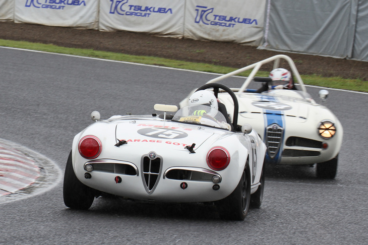 基本的に同じボディーを持つ、1957年「アルファ・ロメオ・ジュリエッタ スパイダー」と1965年「アルファ・ロメオ・ジュリア スパイダー」のSレースでのバトル。