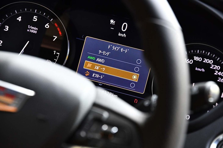 ドライブモードは4種類（ツーリング／AWD／スポーツ／オフロード）。切り替えることで、アクセルレスポンスや変速パターン、4WDの制御を変えられる。