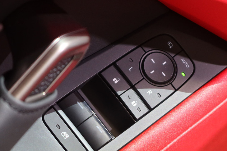 トヨタGR GT（ドアパネル上のスイッチ）