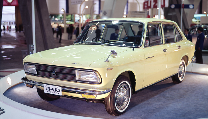 1967年11月に市販化された「いすゞ・フローリアン」。ヘッドライトは「いすゞ117」の4灯式から当時流行していた異形2灯に改められたが、そのリデザインはジウジアーロが担当したらしい。国産車には珍しい6ライトセダンだった。