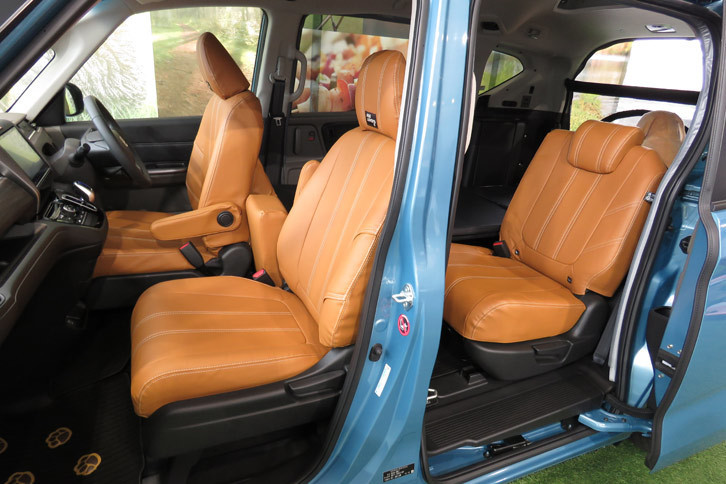 専用シートカバーには、ヘッドレストに「DOG LOVER」のタグが。