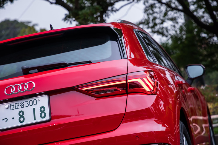 今回試乗したのは「Q3」の中核モデルといえる「35 TFSIアドバンスト」。リアコンビネーションランプは全モデルLEDで、ヘッドランプと対称になる3本のラインをモチーフとしたデザインが採用されている。