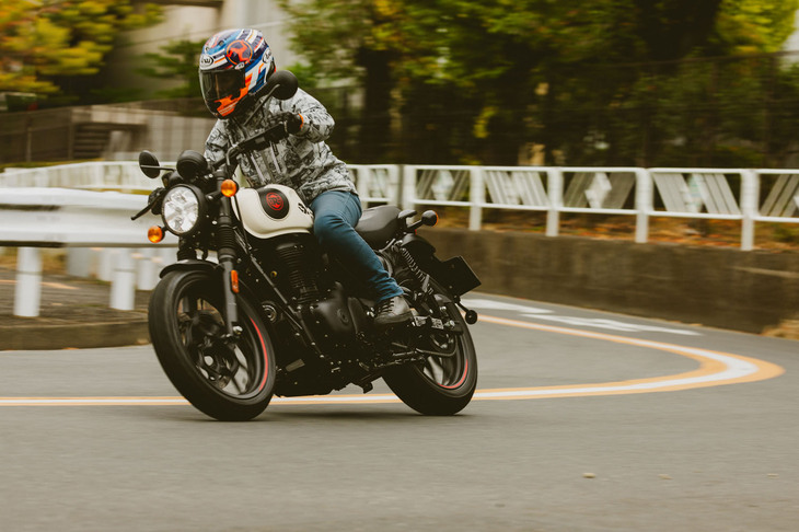 改良型「ハンター350」の価格は59万9500円～60万9400円と、実は改良前のモデルより1割ほど値下げされている。装備はむしろ充実しているというのに、メーカー／インポーターの努力に拍手を贈りたい。