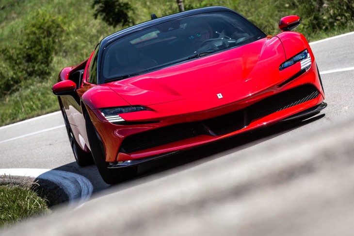 新時代のフラッグシップモデルとして登場した「SF90ストラダーレ」。そのハイブリッドシステムは、加速やハンドリングにどのような効果をもたらすのでしょうか？（photo：フェラーリ）