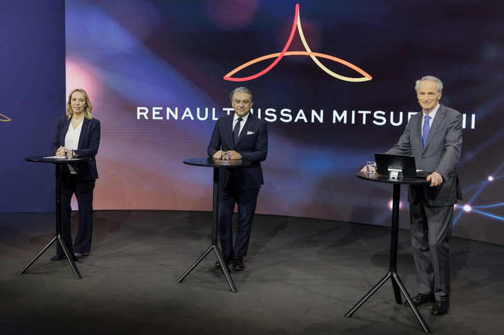 オンライン説明会はフランスと日本の2つの会場をまたぐかたちで行われた。写真はルノー側の登壇者で、右からルノーのジャンドミニク・スナール会長、ルカ・デメオCEO、クロチルド・デルボス副CEO。