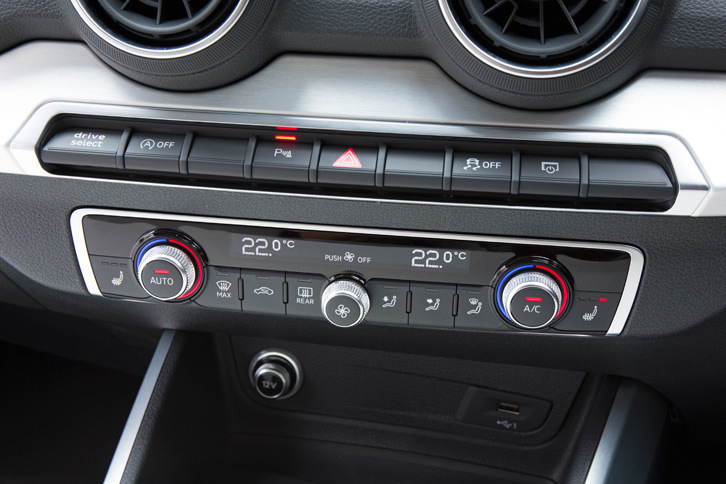 アウディQ2（インストゥルメントパネルまわり）