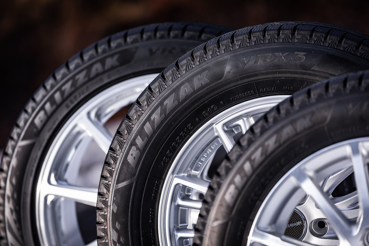 サイズ展開は135/80R12～285/35R20までの全111種類。「ブリザックVRX3」の価格は9460円から11万7150円。全サイズとも左右非対称パターンが採用され、回転方向指定はない。