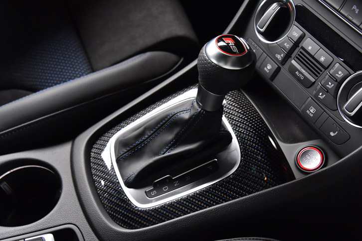トランスミッションには従来の「RS Q3」と同じくデュアルクラッチ式ATの7段Sトロニックが採用されている。