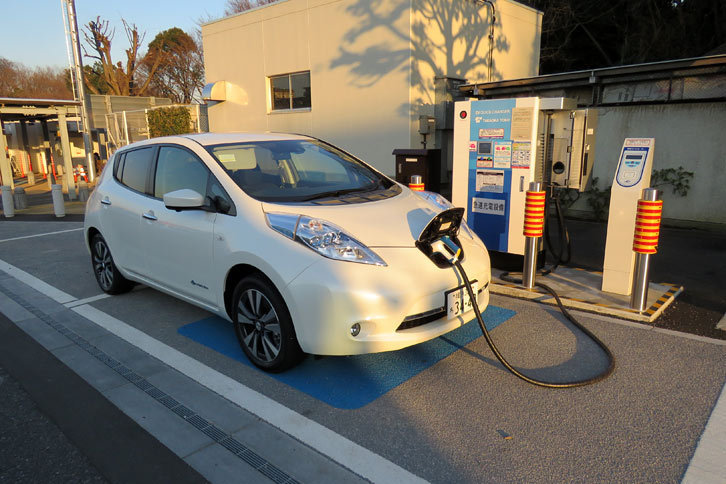 東名高速、港北PA（下り) で充電中。16時40分に充電開始、充電終了は17時22分。
	「リーフ」の充電風景、いつ見てもあいらしいと思うのは私だけだろうか。
	高速道路SA、PAでの充電は有料で、支払いはカードでのみ。急速充電施設があるSA、PAの一覧および利用料金等に関してはNEXCO東日本、NEXCO中日本、NEXCO西日本を参照。