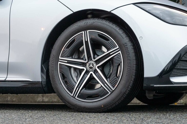 後輪駆動車ながら255/45R19のタイヤサイズは前後同じ。ホイールには空気の巻き込みを抑えるカバーが付いている。