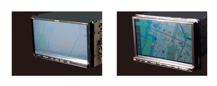 同じ環境で外光がモニターに当たったときの違いを見る。左の従来モデルでは地図がほとんど確認できないのに対して、右のNR-MZ300PREMIでははっきりと確認できる。液晶と表面パネルの間の空間層をボンディング材で埋め、さらにARマルチコート・グレア表面処理を施した結果である。6段階に調整可能なモニター角度調整機構も反射抑制に有効だ。