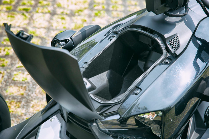 24.4リッターから155リッターの収納スペースを持つ「スパイダー」シリーズほどの積載性はないが、「ライカー」シリーズにもフロントに7リッターの収納が設けられている。