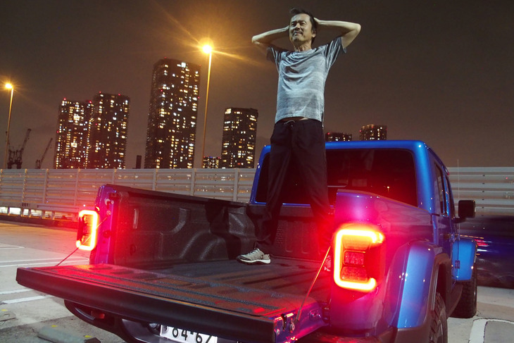 首都高の辰巳PAで「グラディエーター」の荷台に乗ってみた。荷台の内寸は奥行きが1531mm、最大幅が1442mm、荷台の最大積載量は250kgである。普通貨物自動車として1ナンバー登録されるため、車検は毎年となる（初回のみ初度登録から車検は2年有効）。