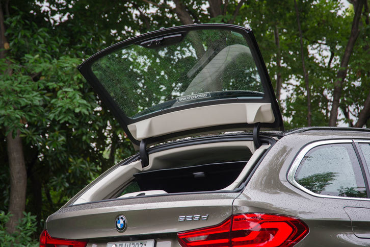 荷室については、ガラスハッチが備わっていたり、テールゲートを開けると自動でトノカバーが開いたりと、実用性にも配慮がなされている。