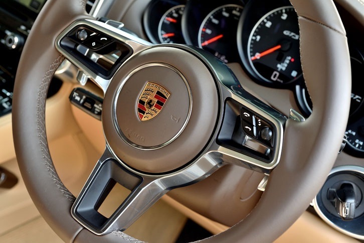 マルチファンクションステアリングホイールの背後にはシフトパドルが備わる。