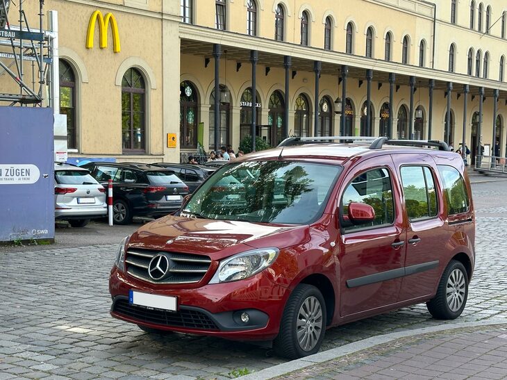 宗教和議で有名なアウグスブルク。駅前で好コンディションの初代「チタン」を発見。2025年9月。