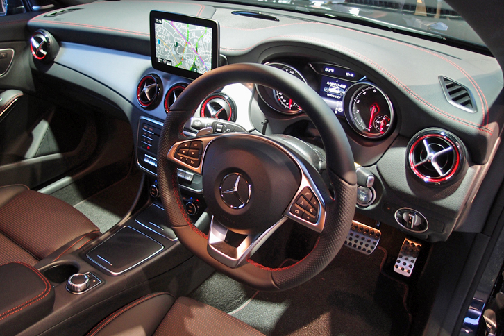 コックピットの様子。メーターの文字盤が変更されるとともに、赤い指針が採用された。