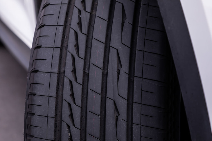 「3Dノイズ抑制グルーブ」「シークレットグルーブ」「3Dノイズカットデザイン」というブリヂストン独自のサイレントテクノロジーが採用された「アレンザLX100」。洗練されたトレッドパターンデザインも特徴といえる。