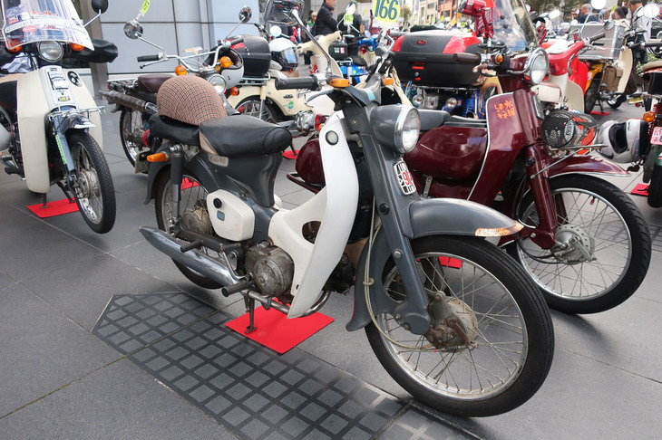 「カブCM90」。1964年に登場した90ccモデルは、フロントエンブレムに「90」の文字が輝く。車体も燃料タンクも「スーパーカブ50」より大型化されていた。単に「Cub 90」のエンブレムが装着されることから、初期モデルと思われる。