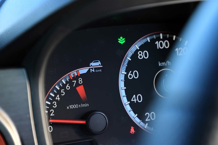 タコメーターのレッドゾーンは7000rpmから。目盛りの上の部分に「N-ONE」アイコンが描かれており、光の角度によって見え隠れする。