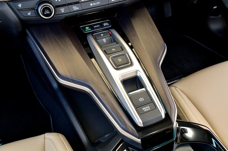センターコンソールには、スイッチ式のシフトセレクターが並ぶ。その両サイドには、ブラウンウッド調パネルがあしらわれる。