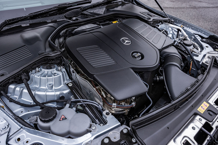 「CLE200クーペ スポーツ」では、最高出力204PS、最大トルク320N・mの直4ガソリンターボエンジンに、同23PS、同205N・mを発生するISGと呼ばれるマイルドハイブリッド機構が組み合わされる。