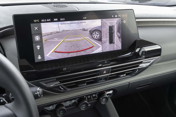 ダッシュボードの中央には12インチのタッチスクリーンを搭載。自然対話式音声コマンドに対応するほか、カメラ映像も既存のモデルと比べてくっきりきれいになった。