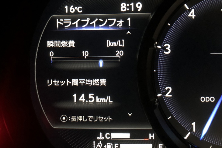 5リッターV8自然吸気エンジンで14.5km/リッターの燃費値は、十分スゴイ！ かつて4.5リッターV8自然吸気の「フェラーリ458イタリア」で高速道路を淡々と走り、6.4km/リッターしか出せなかったことを考えれば驚くしかない。