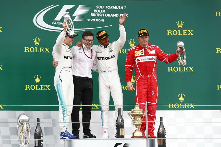 F1第10戦イギリスGPを制したメルセデスのルイス・ハミルトン（写真右から2番目）、2位でゴールしたメルセデスのバルテリ・ボッタス（同左端）、3位に入ったフェラーリのキミ・ライコネン（同右端）。（Photo=Mercedes）