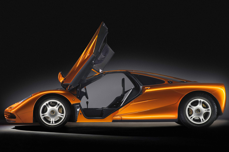 1992年に登場した「マクラーレンF1」。F1マシンの設計者ゴードン・マーレイが開発を指揮した。最高出力627PSを誇るBMW M社製のV12エンジンをカーボンモノコックにカーボン＋ケブラー複合素材のシャシー／ボディーに搭載している。