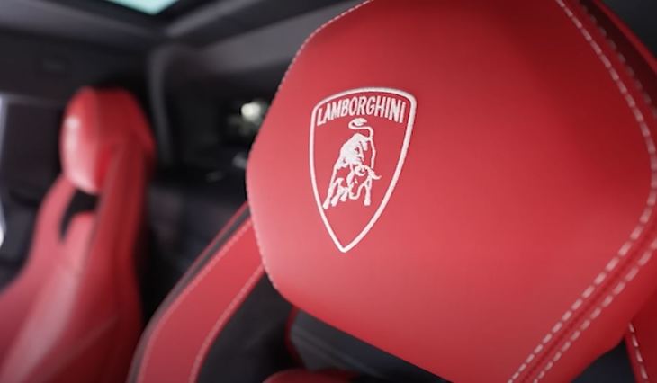 ヘッドレストには、猛牛をかたどったおなじみのエンブレムが刺しゅうされている。