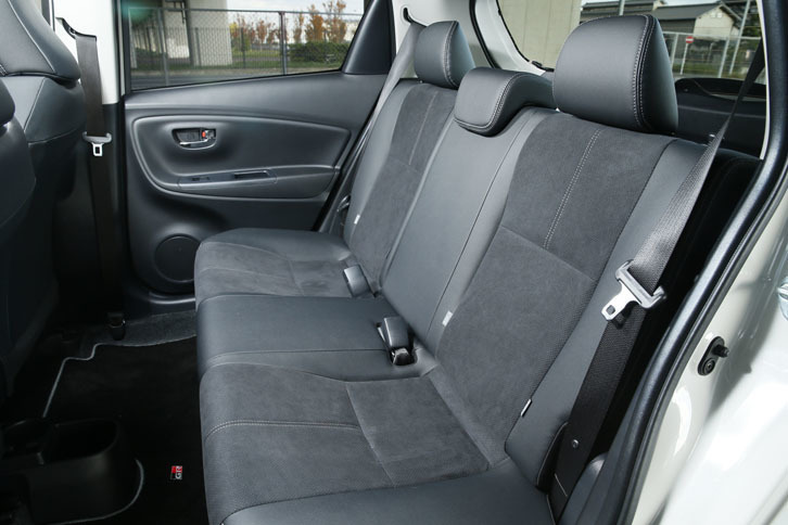 前席と同様、スエード調の素材が用いられた後席。シルバーのステッチも特徴のひとつ。