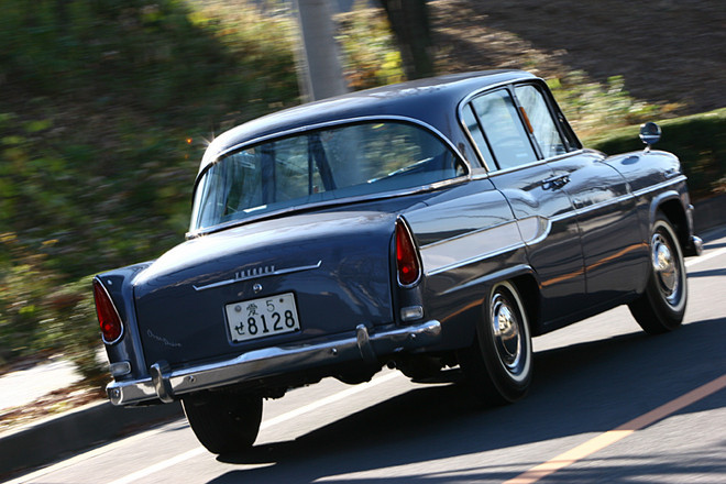 時速40km以上で、アクセルをゆるめると自動的にオーバードライブ（OD）に入る仕組み。追い越し時などはアクセルを強く踏み込むとキックダウンスイッチが作動、ODが解除された。