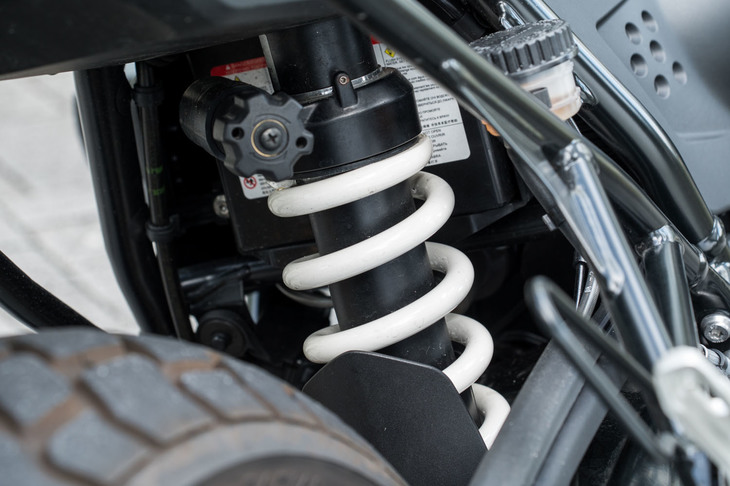 サスペンションは、前がφ43mmの正立フォーク、後ろがリバウンドダンピングとプリロードの調整機構を備えたモノショックの組み合わせ。ストローク量は前が125mm、後ろが140mmと、スタンダードモデルの「R nineTピュア」（前後ともに120mm）より、特にリア側が拡大されている。