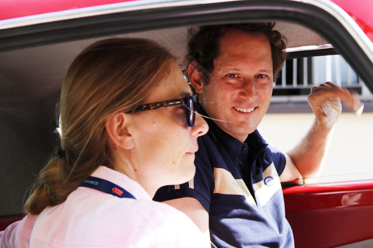 ステランティスのジョン・エルカン会長（写真奥）とラヴィーニャ夫人（同手前）だった。ステランティスの歴史部門であるFCAヘリテージは、「ミッレミリア2021」で自動車部門のパートナーを務めた。