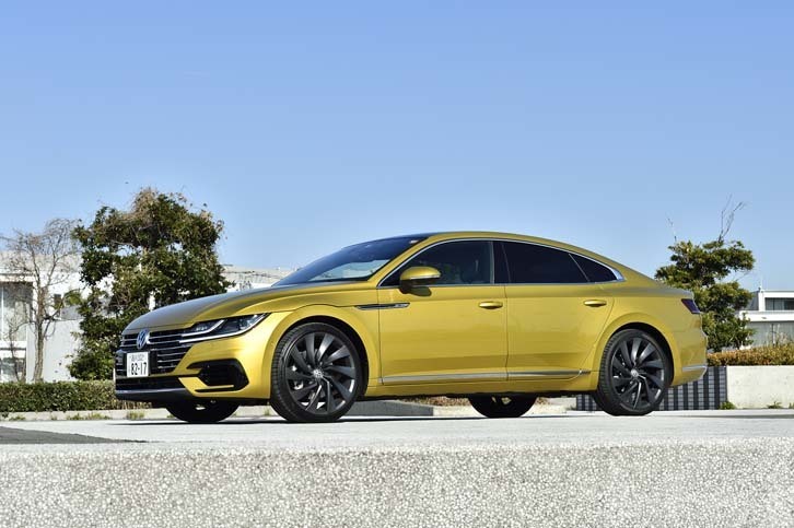 まずは「アルテオン」に試乗。伸びやかなルーフラインの、4ドアクーペスタイルが美しい。