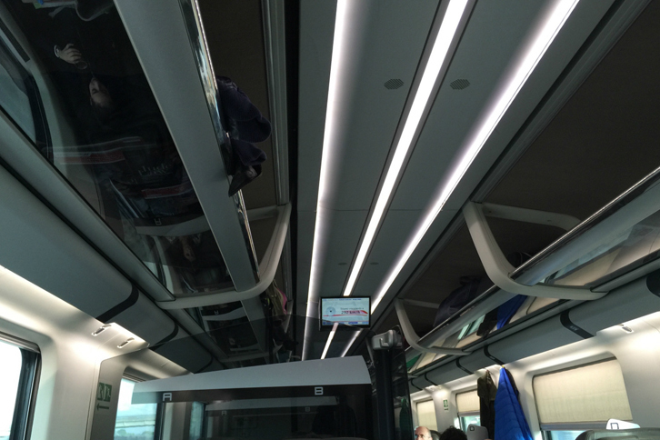 フレッチャロッサのビジネスクラスの車内。天井も窓際も、間接照明の使い方が際立つ。ガラス張りの棚にも注目。