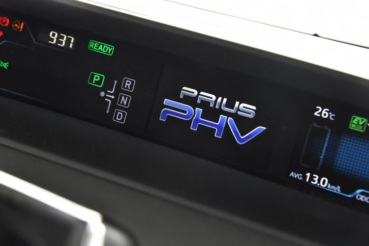 カラー液晶ディスプレイを用いた「プリウスPHV」の計器盤。ダッシュボードの中央にレイアウトされている。