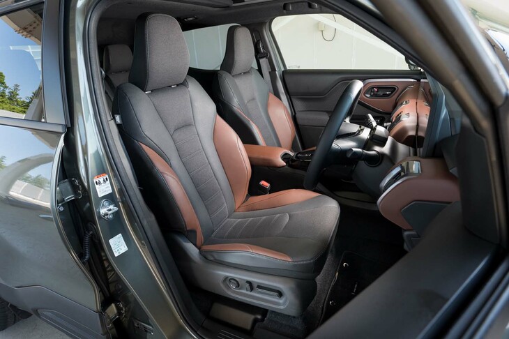 前席にはシートヒーターを装備。ステアリングヒーターやヒートポンプシステムとも相まって、空調の稼働を減らし、電力消費の低減に寄与する。