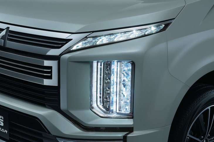 「三菱デリカD：5」のヘッドランプ。