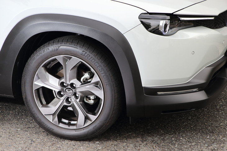 「MX-30」の足元の仕様はホイールの塗装を除くと全車共通。タイヤサイズは215/55R18で、試乗車は「ブリヂストン・トランザT005A」を装着していた。