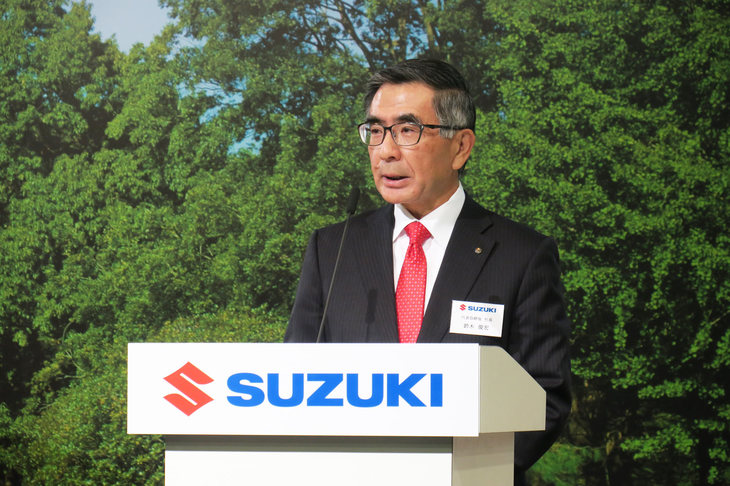 まずはスズキの鈴木俊宏社長があいさつ。来年がスズキ創業100周年の年であることに触れつつ、「これからもキラリと光る商品をつくっていきたい」と述べた。