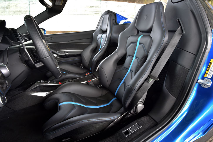 「ゴールドレイク・レーシングシート」の中央には水色のストライプが走る。