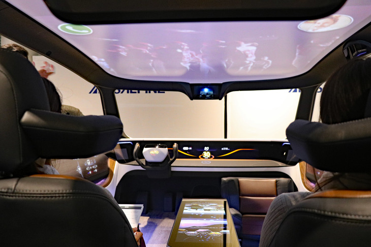 「デジタルキャビン」では、天井大画面ディスプレイや、乗員個別に音を響かせるゾーンサウンドなどの技術も紹介されている。